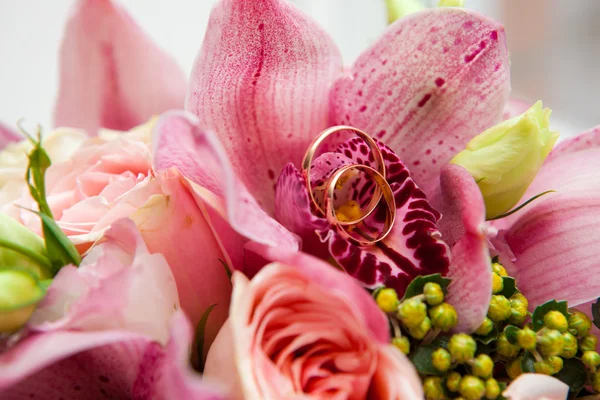 Rings on a wedding bouquet — Stock Photo, Image