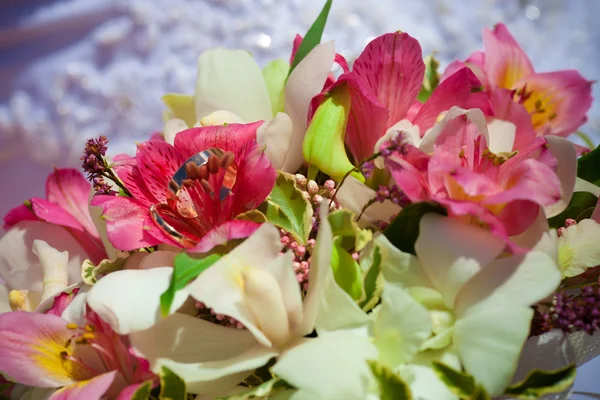 Rings on a wedding bouquet — Stock Photo, Image