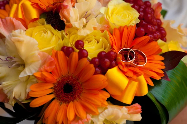 Anillos en un ramo de bodas —  Fotos de Stock