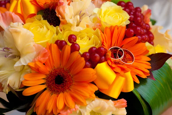 결혼식 부케에 걸려 있는 반지 — 스톡 사진