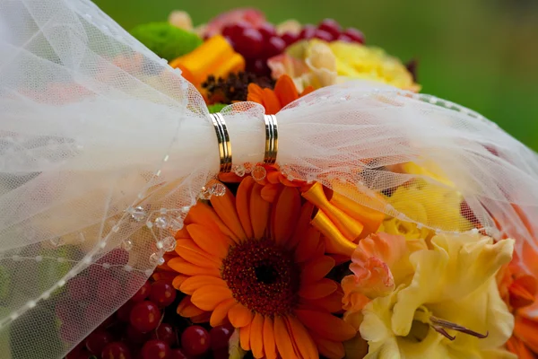 Bagues sur un bouquet de mariage — Photo