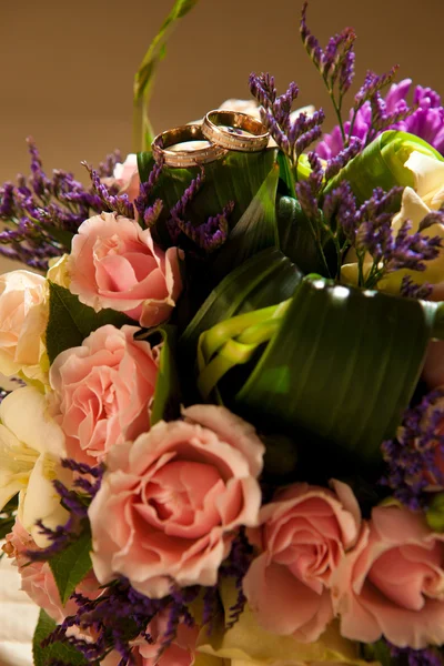 Rings on a wedding bouquet — Stock Photo, Image