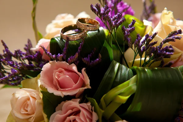 Bagues sur un bouquet de mariage — Photo