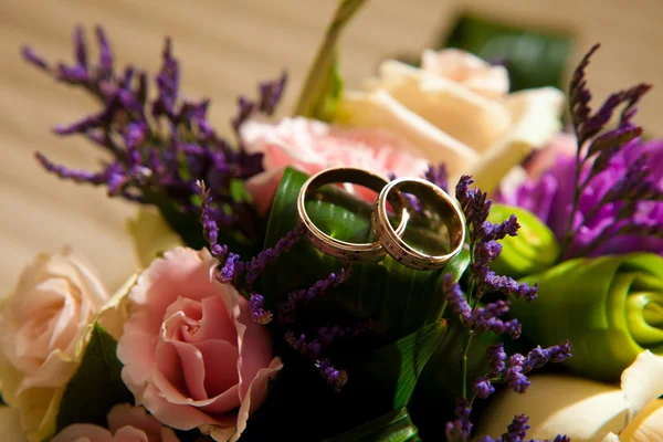 Rings on a wedding bouquet — Stock Photo, Image