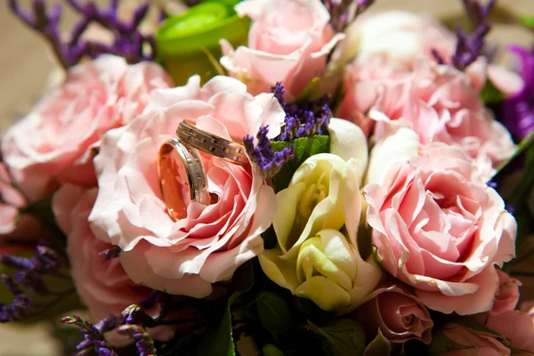 Rings on a wedding bouquet — Stock Photo, Image