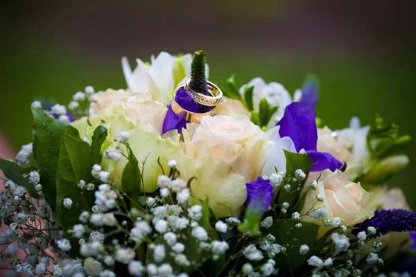 Rings on a wedding bouquet — Stock Photo, Image