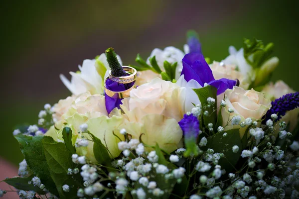 Rings on a wedding bouquet — Stock Photo, Image