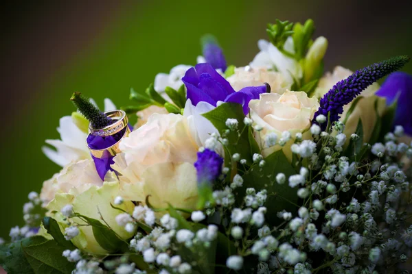 Rings on a wedding bouquet — Stock Photo, Image