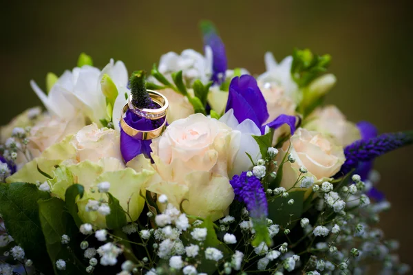 婚礼花束上的戒指 — 图库照片