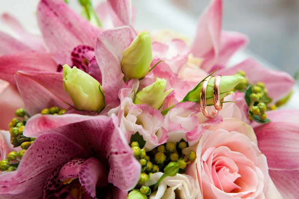Rings on a wedding bouquet — Stock Photo, Image
