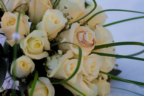 Rings on a wedding bouquet — Stock Photo, Image