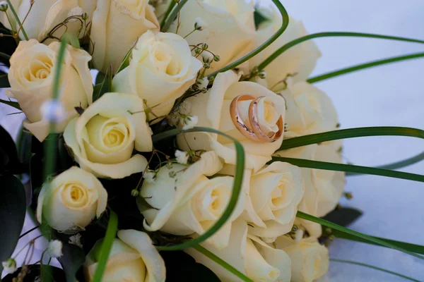 Yüzükler düğün buketinde