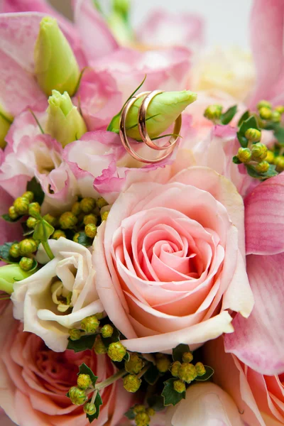 Rings on a wedding bouquet — Stock Photo, Image