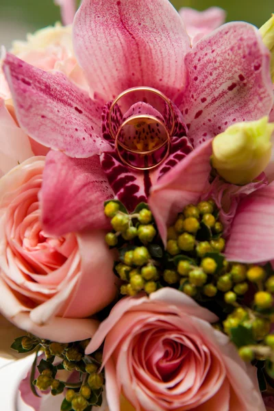 Bagues sur un bouquet de mariage — Photo