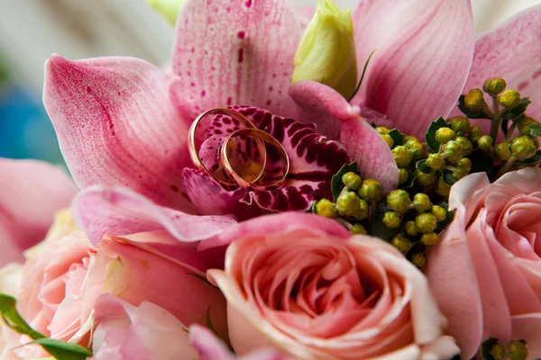 Rings on a wedding bouquet — Stock Photo, Image