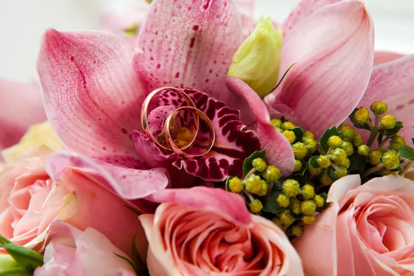 Rings on a wedding bouquet — Stock Photo, Image