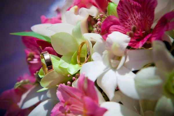 Bagues sur un bouquet de mariage — Photo