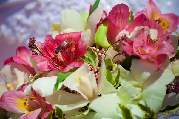 Bagues sur un bouquet de mariage — Photo