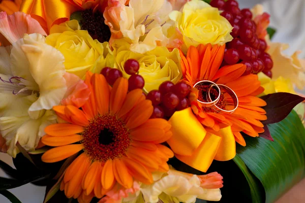 Anillos en un ramo de bodas —  Fotos de Stock