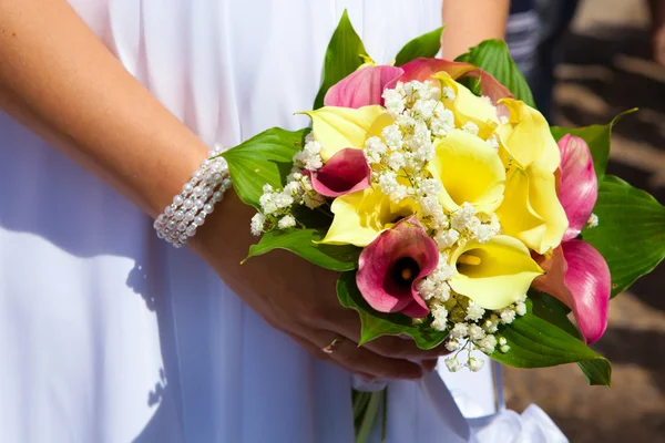 Wedding bunch in hands — Stock Photo, Image