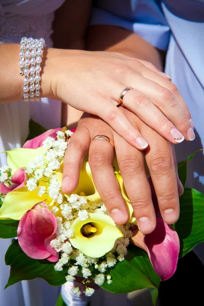 Μπουκέτο γάμο στα χέρια — Φωτογραφία Αρχείου