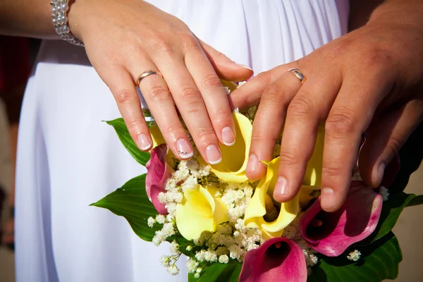 Bröllop gäng i händer — Stockfoto