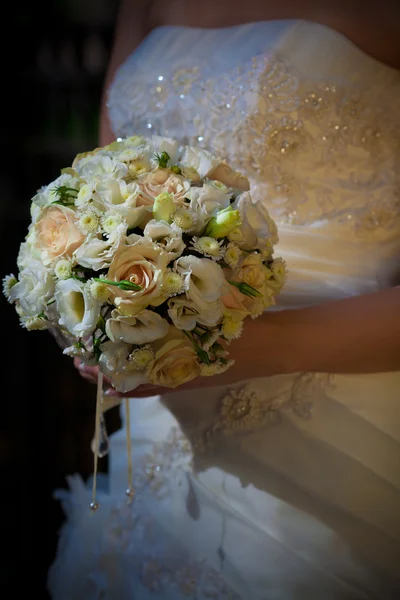 Mariage bouquet dans les mains — Photo