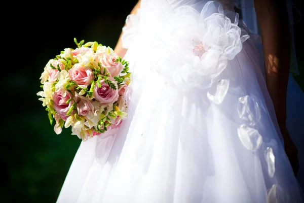 Ramo de boda en manos — Foto de Stock