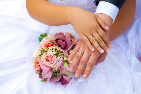 Wedding bunch in hands — Stock Photo, Image