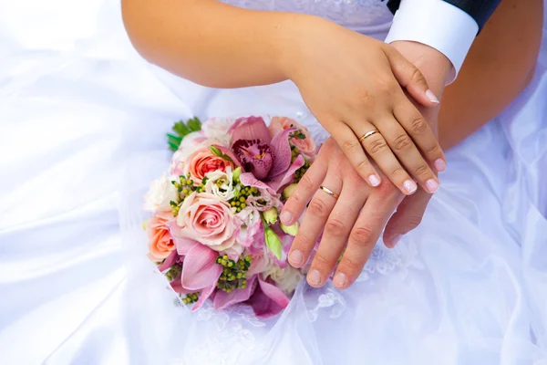 Grupo de casamento em mãos — Fotografia de Stock