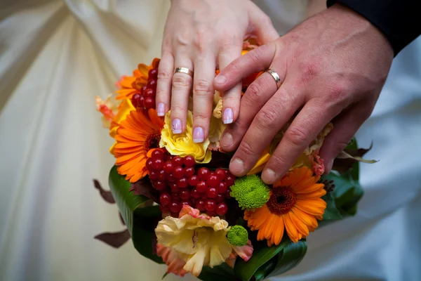 Esküvői csokor kezében — Stock Fotó
