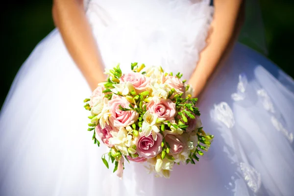 Grupo de casamento em mãos — Fotografia de Stock