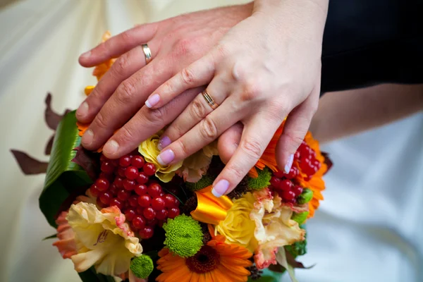 Mariage bouquet dans les mains — Photo