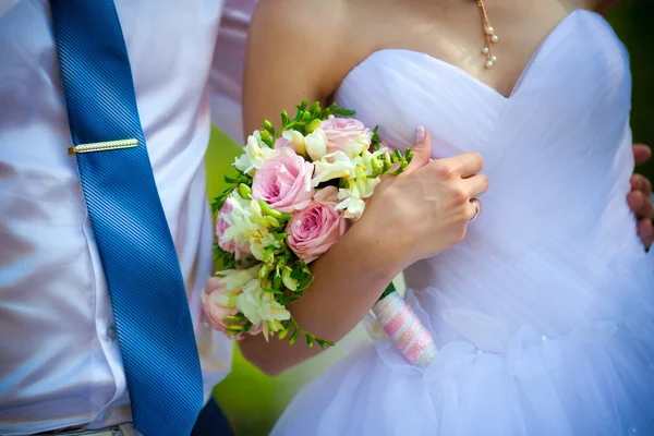 Свадебный букет в руках — стоковое фото