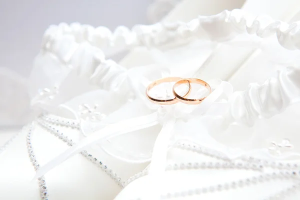 Wedding rings on shoes of the bride — Stock Photo, Image