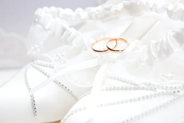 Обручальные кольца на обуви невесты — стоковое фото