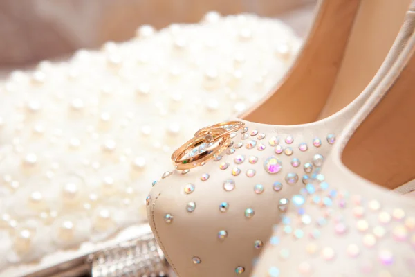 Обручальные кольца на обуви невесты — стоковое фото