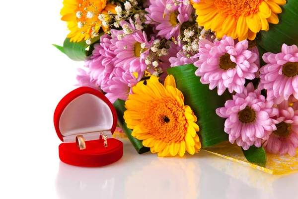 Bagues sur un bouquet de mariage, isolé — Photo