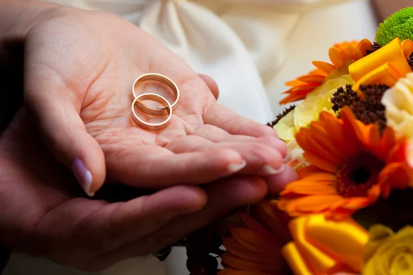 Vigselringar på händerna på nygifta — Stockfoto