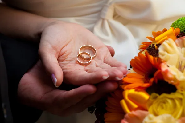 yeni evliler ellerde alyans