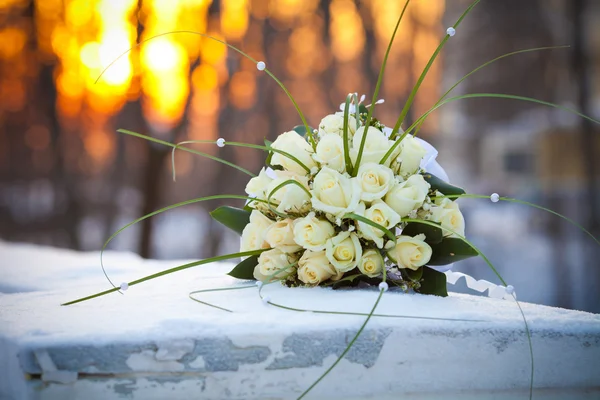 Wedding bouquet on a frost. — Stock Photo, Image