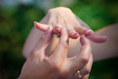 Yeni evli yüzük koymak