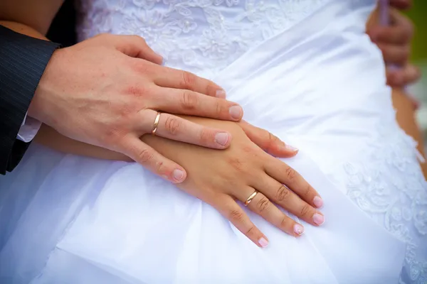 Anéis de casamento em mãos de recém-casados — Fotografia de Stock