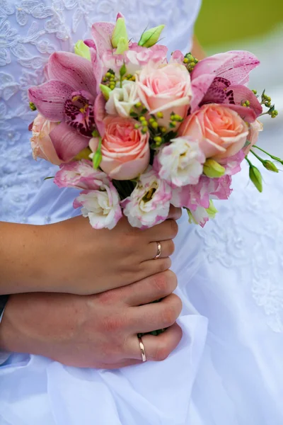 Anéis de casamento em mãos de recém-casados — Fotografia de Stock