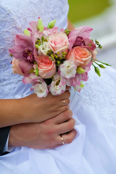 Anéis de casamento em mãos de recém-casados — Fotografia de Stock