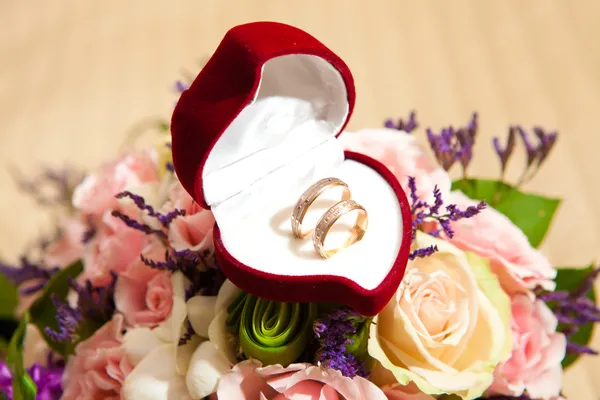 Gyűrűk egy esküvői csokron. — Stock Fotó