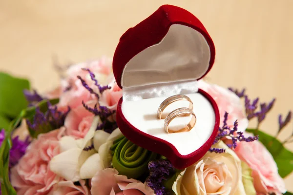 Δαχτυλίδια σε γαμήλιο μπουκέτο — Φωτογραφία Αρχείου