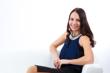 kadın kanepe üzerinde