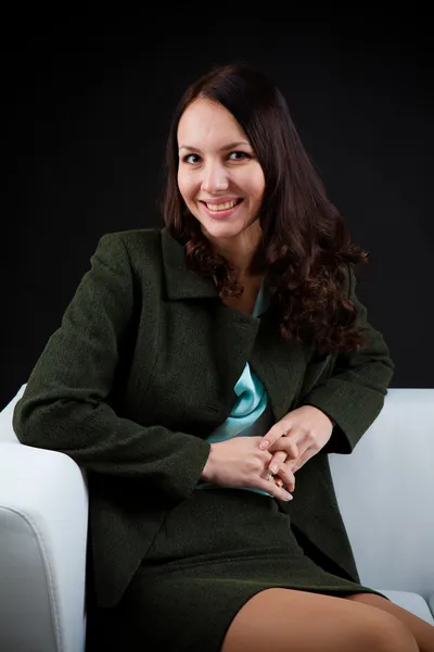 Schöne Frau auf einem Sofa — Stockfoto