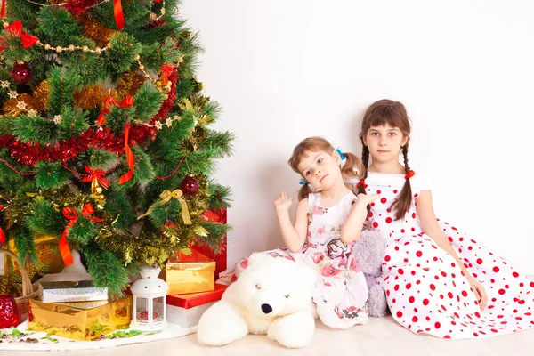 Meninas em uma árvore de Ano Novo — Fotografia de Stock